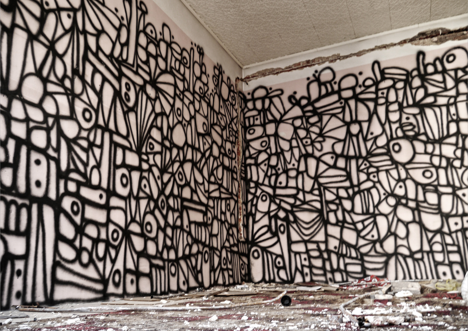 Piotr Pasiewicz, widok opuszczonego budynku pokrytego grafittii